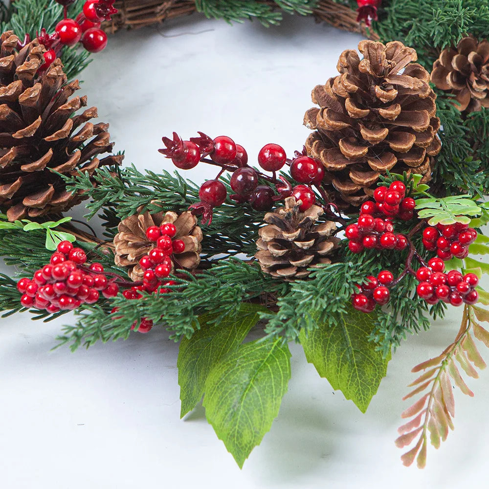Corona di Natale | Decorazione realistica in cipresso e bacche rosse | Interno & Esterno