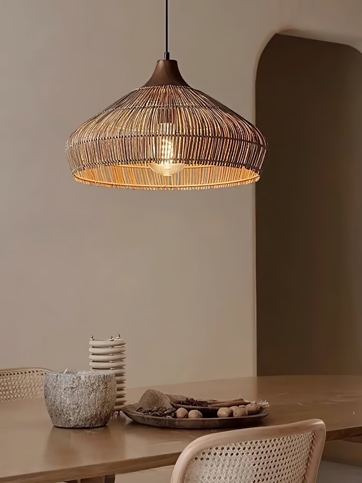 Lampada a sospensione in rattan intrecciato