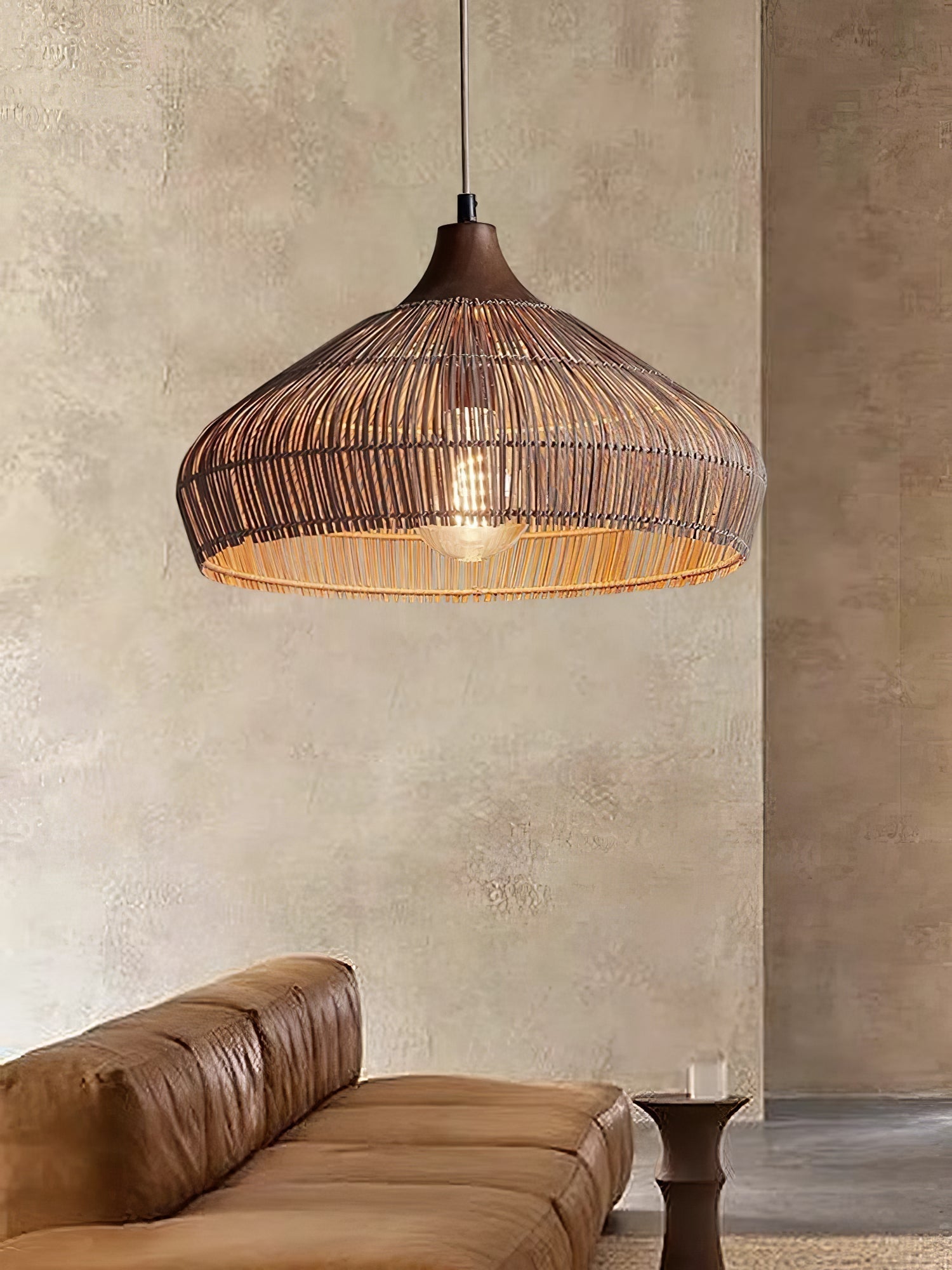 Lampada a sospensione in rattan intrecciato