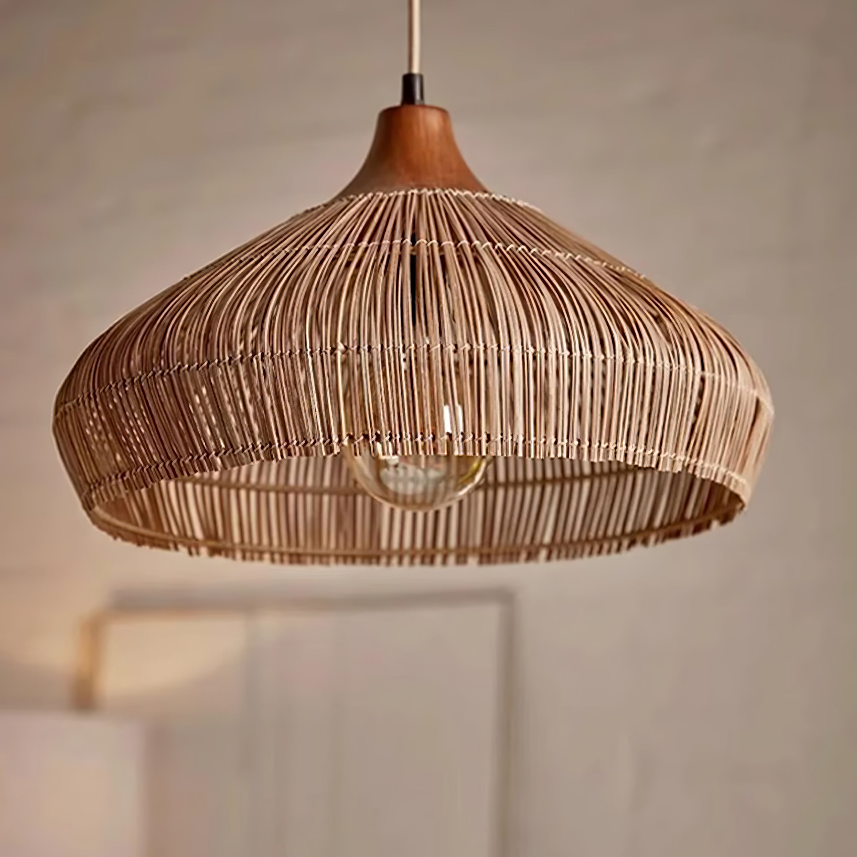 Lampada a sospensione in rattan intrecciato
