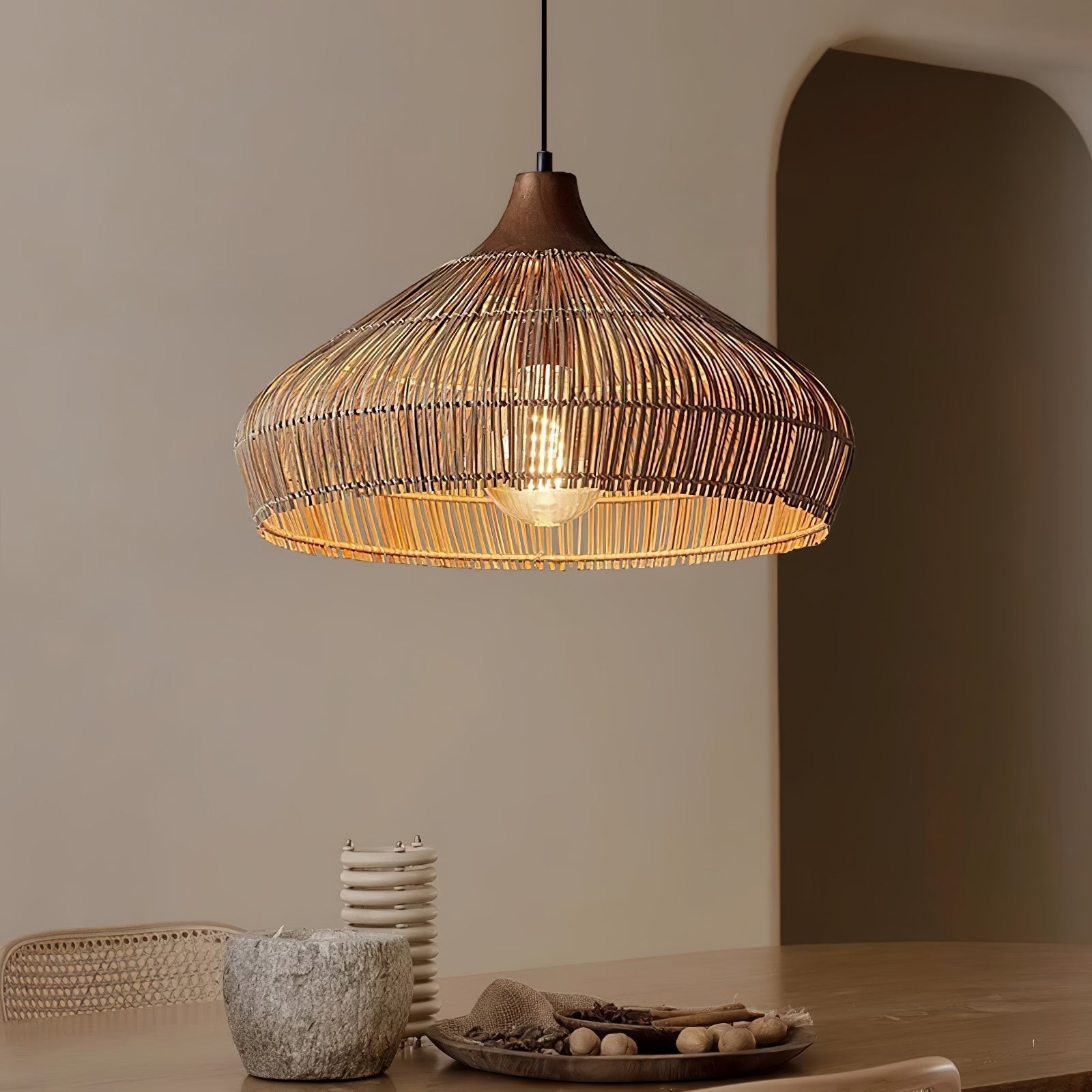 Lampada a sospensione in rattan intrecciato