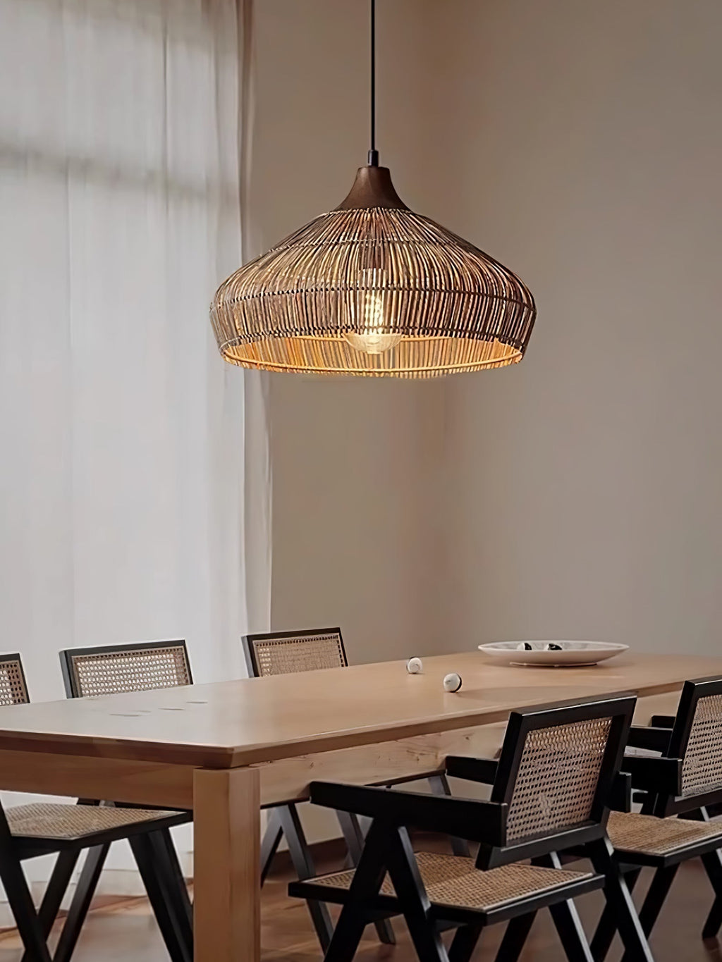 Lampada a sospensione in rattan intrecciato