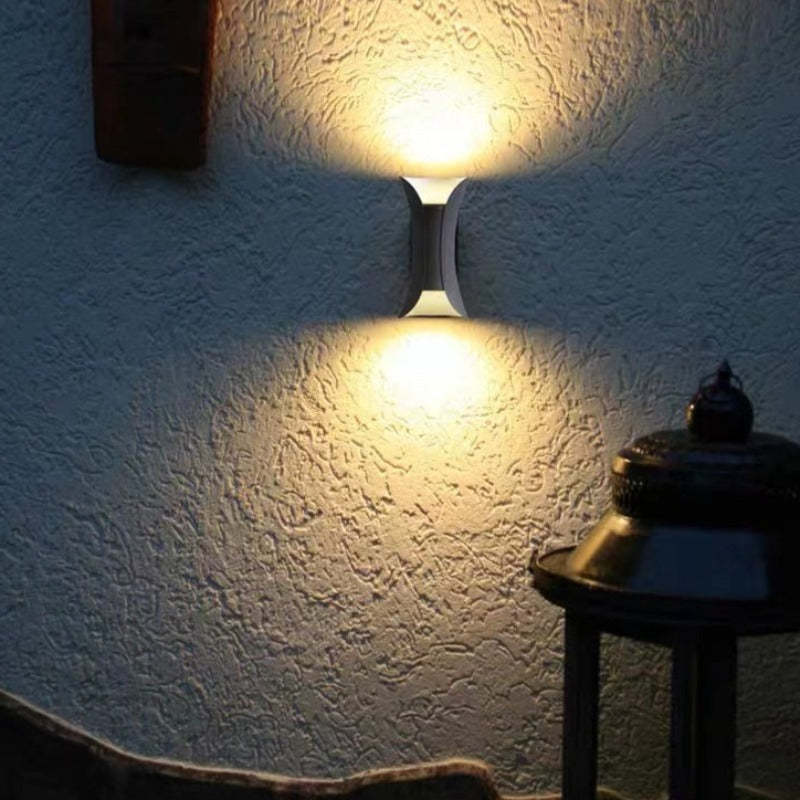 Lampada a LED da esterno Noxel montata a parete curva