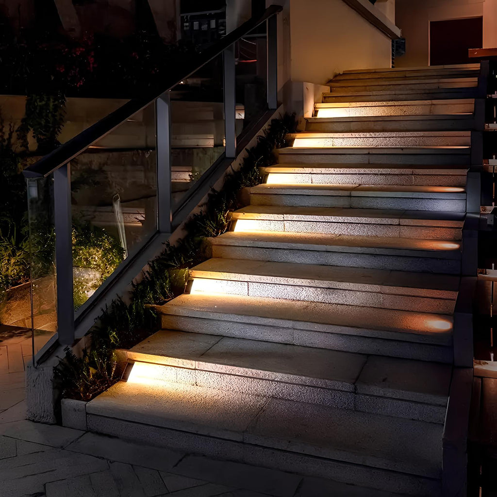 Luci LED a energia solare per esterni con design triangolare