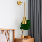 Applique murale dorata con lampada sospesa