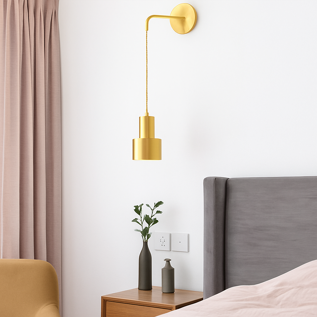 Applique murale dorata con lampada sospesa