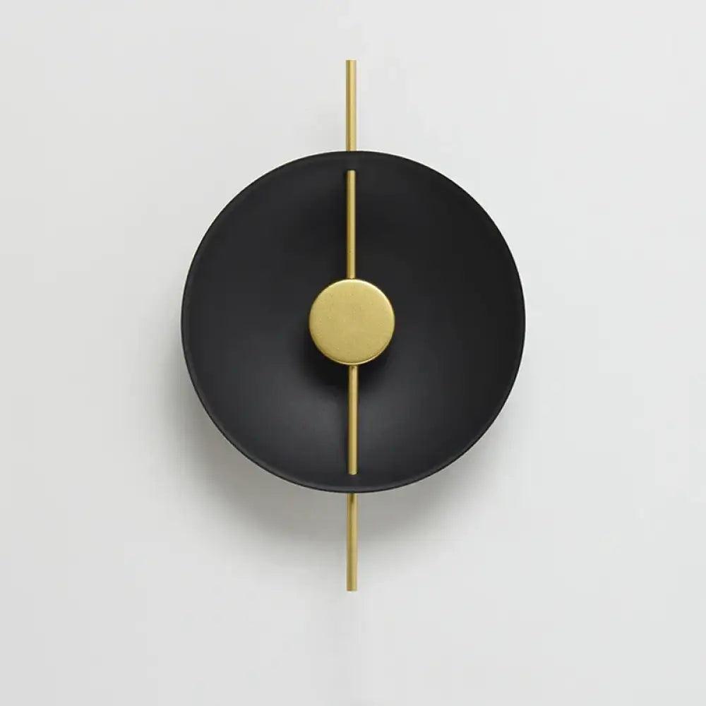Applique murale dorata minimalista luminosità calda.