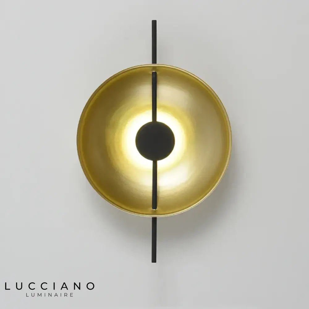 Applique murale dorata minimalista luminosità calda.