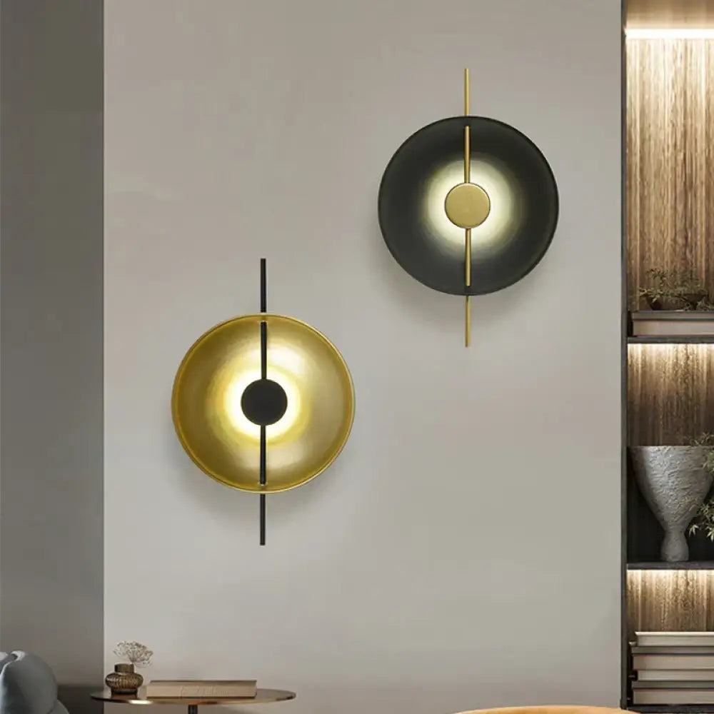 Applique murale dorata minimalista luminosità calda.