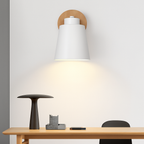 Applique murale LED con paralume orientabile in metallo e supporto in legno
