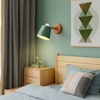 Applique murale LED con paralume orientabile in metallo e supporto in legno