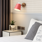Applique murale LED con paralume orientabile in metallo e supporto in legno