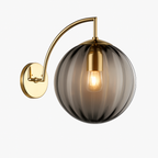 Applique murale LED dorato con sfera in vetro fumé Scone