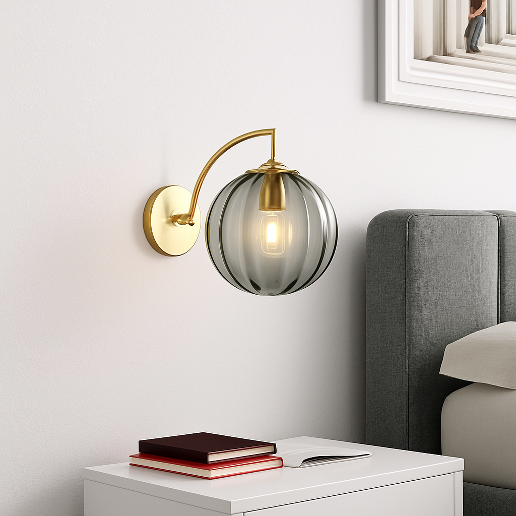 Applique murale LED dorato con sfera in vetro fumé Scone