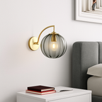 Applique murale LED dorato con sfera in vetro fumé Scone