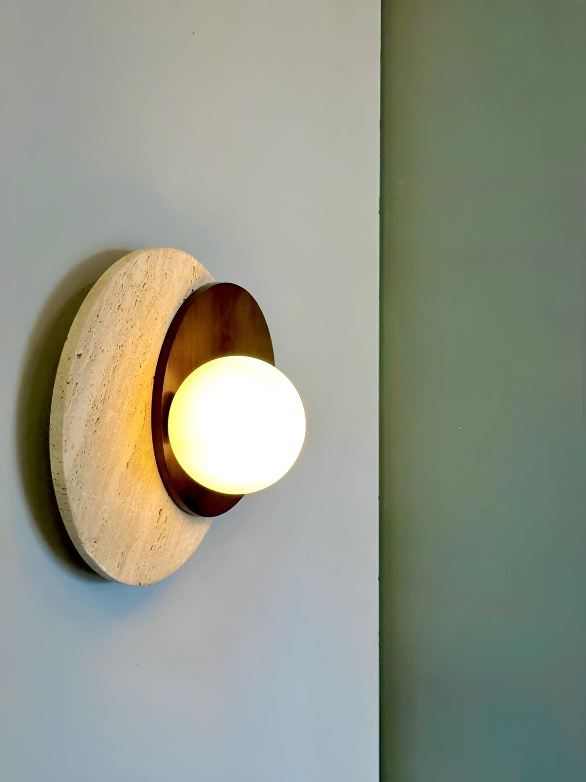 Applique con Piastra in Travertino – Design Lussuoso e Illuminazione Morbida | Per Casa