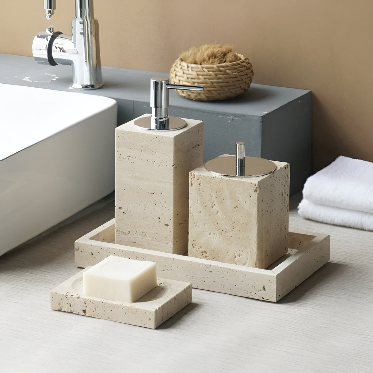 Set da bagno in travertino – Accessori pregiati in pietra naturale | Dispenser per sapone, piattino per sapone, diffusore e vassoio