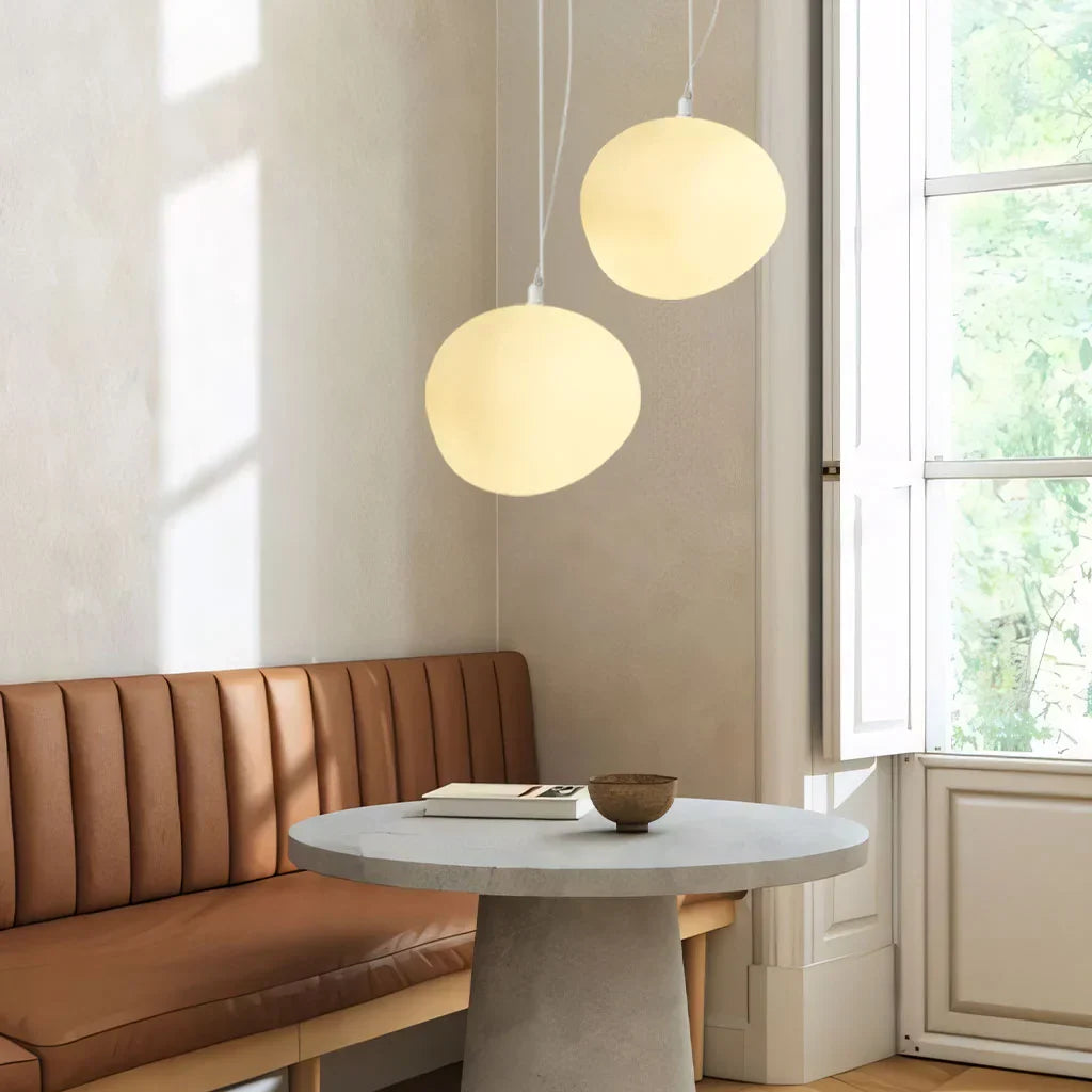 Lampada a sospensione Boden bianca a forma di ciottolo