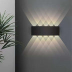 Lampada da parete esterna rettangolare moderna in metallo Tronix, Nero/Bianco, effetto onda d'acqua