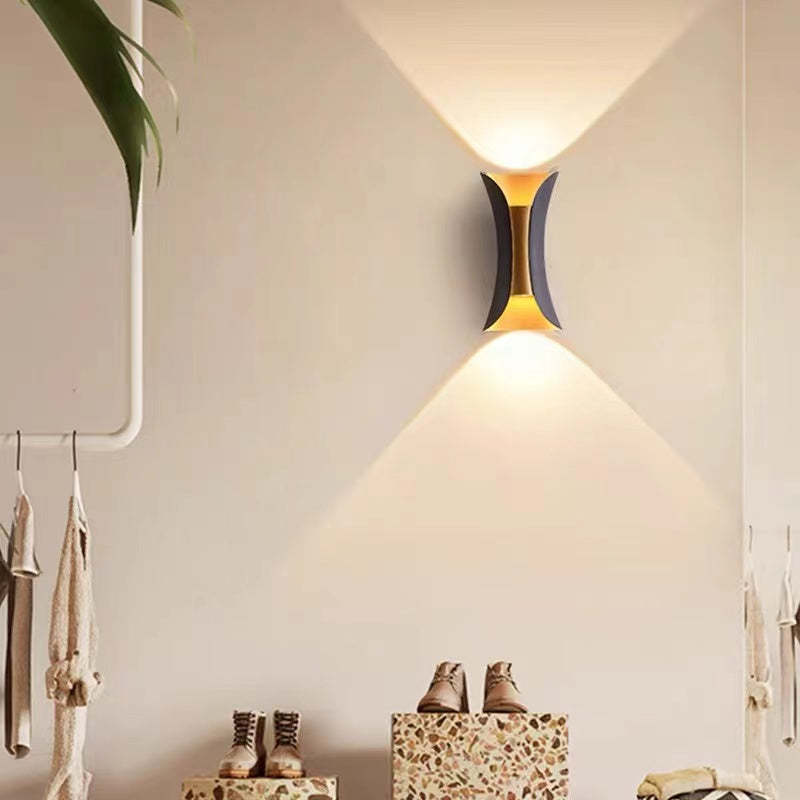 Lampada a LED da esterno Noxel montata a parete curva