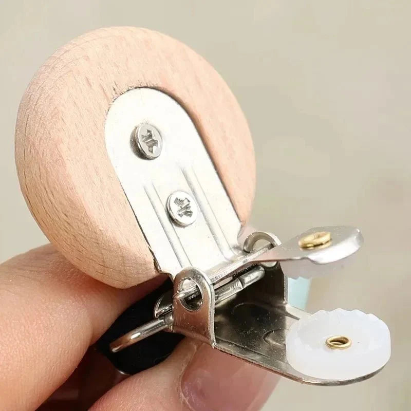 CLIPORA – Clip per Asciugamani in Metallo Portatile con Stoccaggio Multifunzionale Senza Foratura