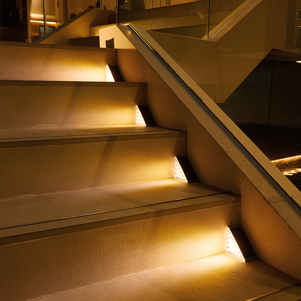 Luci LED a energia solare per esterni con design triangolare