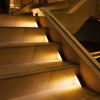 Luci LED a energia solare per esterni con design triangolare