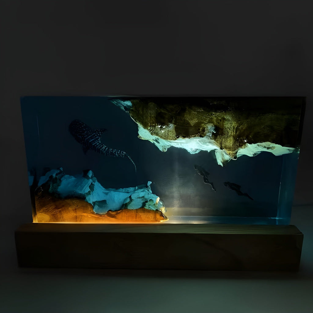 Lampada da Tavolo in Resina di Ambra – Lampada da Notte a LED Fatta a Mano | Illuminazione Decorativa per la Camera da Letto