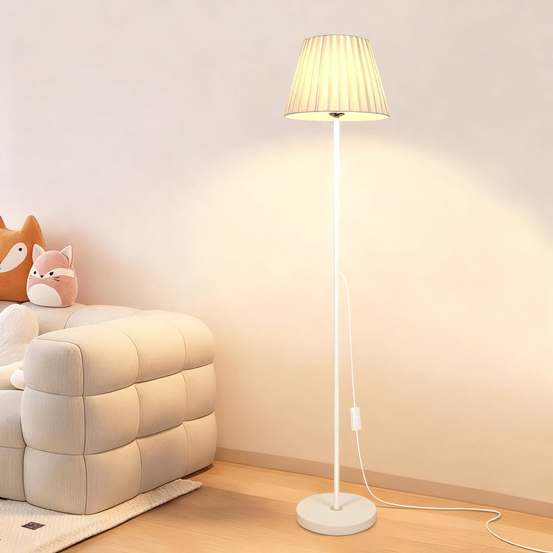 Lampada da terra con paralume in tessuto, design scandinavo