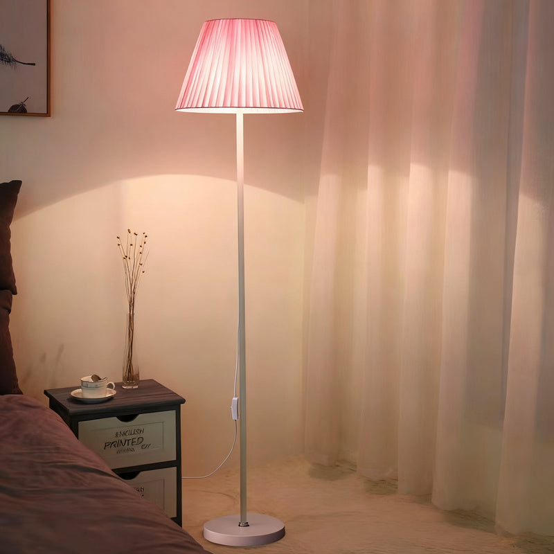 Lampada da terra con paralume in tessuto, design scandinavo