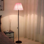 Lampada da terra con paralume in tessuto, design scandinavo