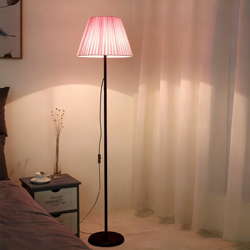 Lampada da terra con paralume in tessuto, design scandinavo
