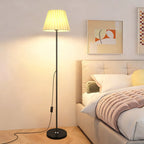 Lampada da terra con paralume in tessuto, design scandinavo