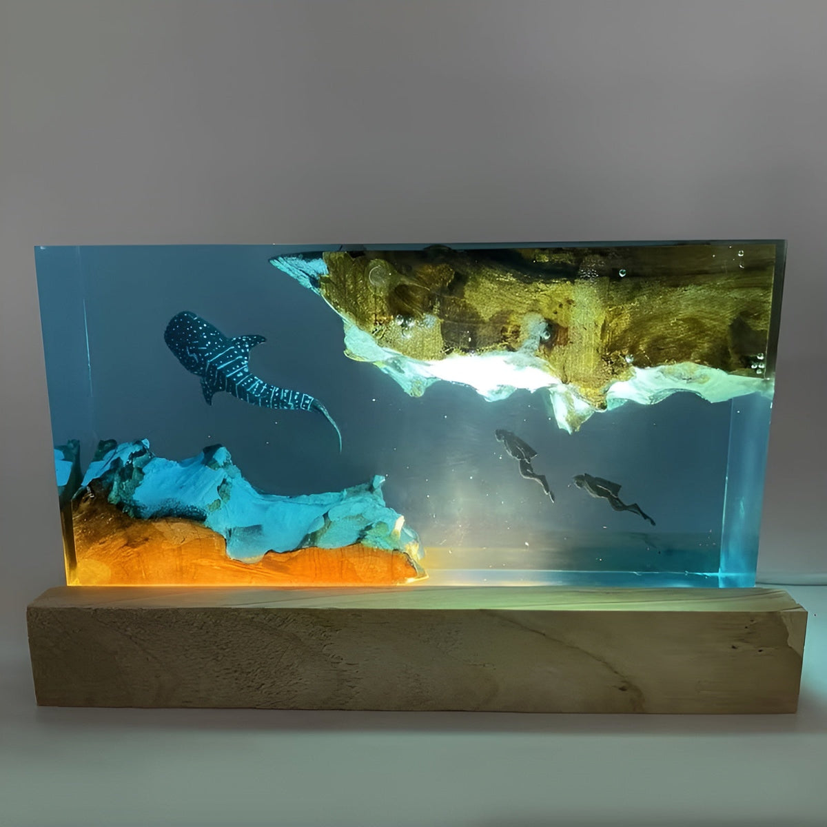 Lampada da Tavolo in Resina di Ambra – Lampada da Notte a LED Fatta a Mano | Illuminazione Decorativa per la Camera da Letto