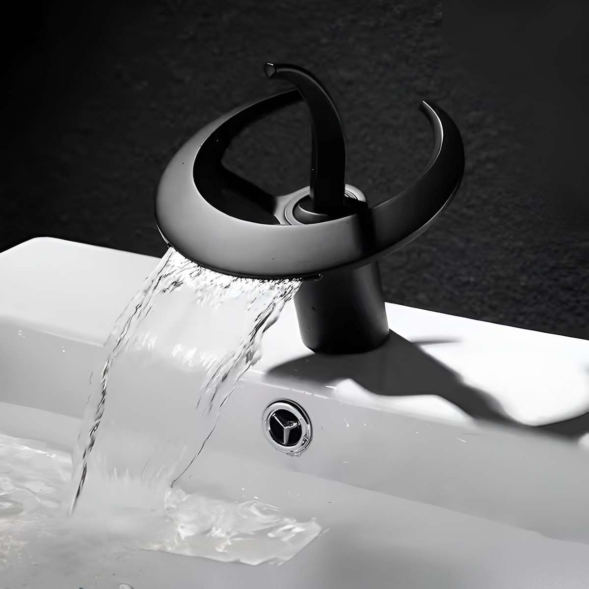 Rubinetto monocomando con uscita a cascata – Design a cascata | Struttura in ottone robusto