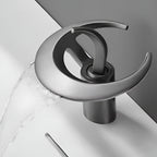 Rubinetto monocomando con uscita a cascata – Design a cascata | Struttura in ottone robusto
