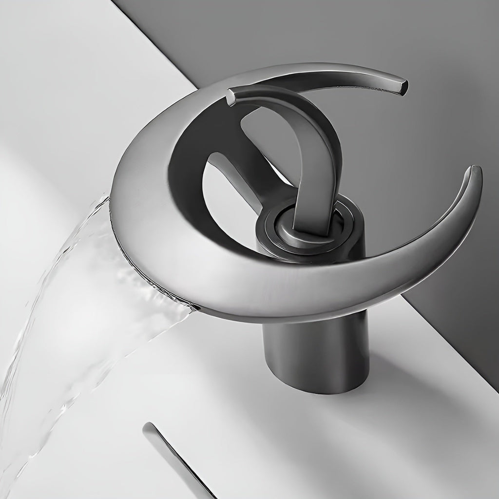 Rubinetto monocomando con uscita a cascata – Design a cascata | Struttura in ottone robusto