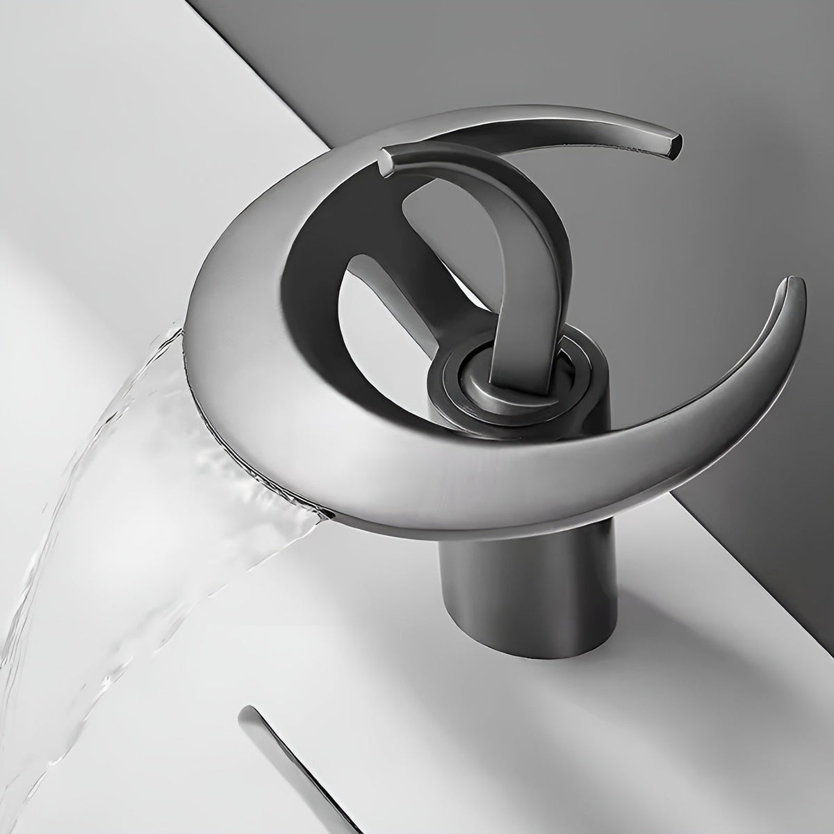 Rubinetto monocomando con uscita a cascata – Design a cascata | Struttura in ottone robusto