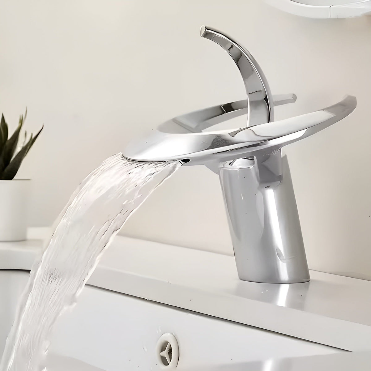 Rubinetto monocomando con uscita a cascata – Design a cascata | Struttura in ottone robusto