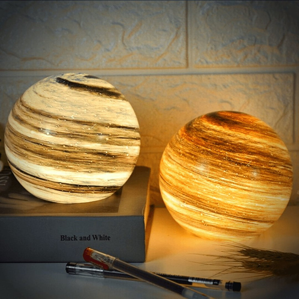 Lumea | Lampada da Tavolo in Vetro a Forma di Luna con Dettagli Cosmici Ipnotizzanti per Interni Serene e Ambientali