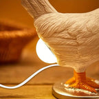 Lampada da Tavolo a Forma di Gallina con Luce LED Integrata e Base Standing