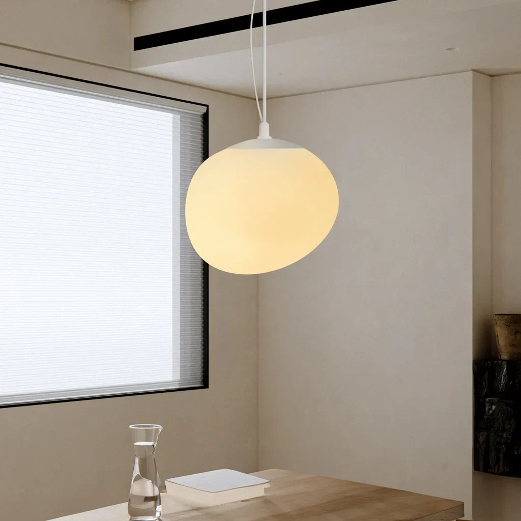 Lampada a sospensione Boden bianca a forma di ciottolo