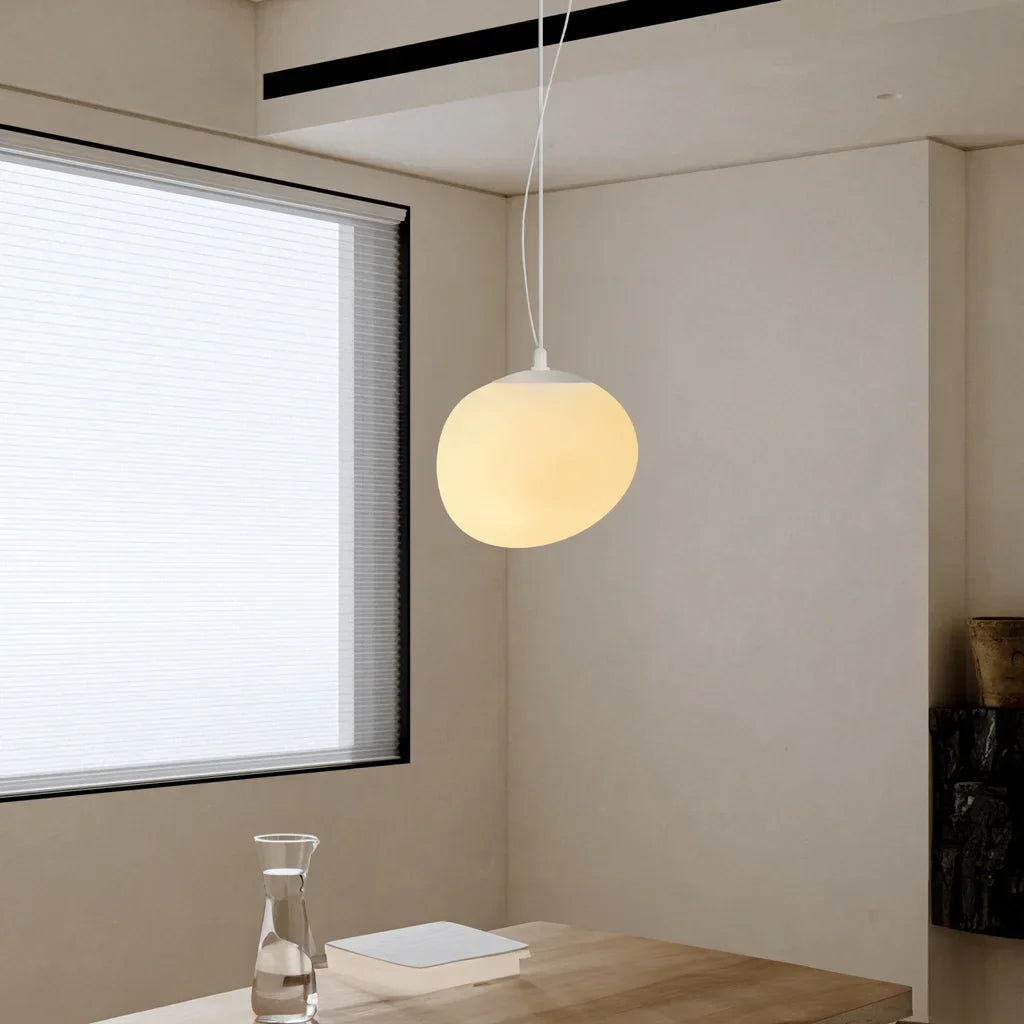 Lampada a sospensione Boden bianca a forma di ciottolo