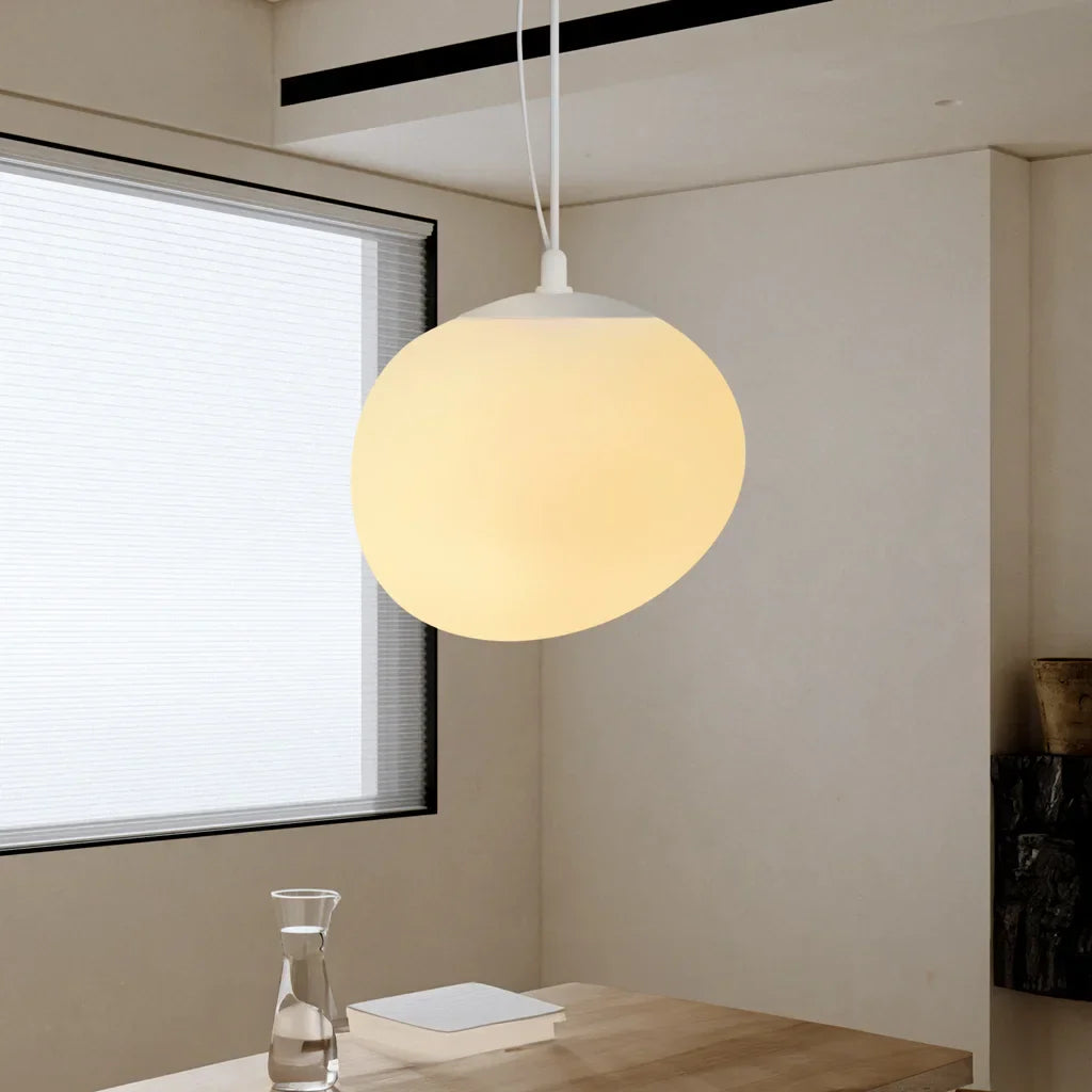Lampada a sospensione Boden bianca a forma di ciottolo