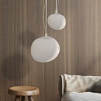 Lampada a sospensione Boden bianca a forma di ciottolo