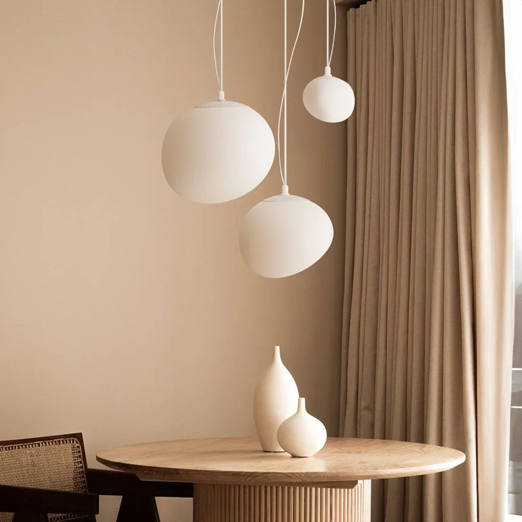 Lampada a sospensione Boden bianca a forma di ciottolo