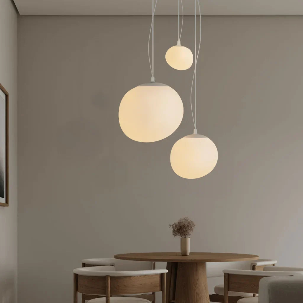 Lampada a sospensione Boden bianca a forma di ciottolo