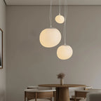 Lampada a sospensione Boden bianca a forma di ciottolo