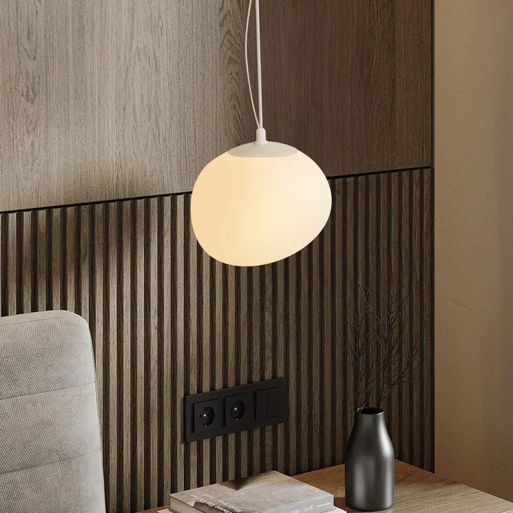 Lampada a sospensione Boden bianca a forma di ciottolo