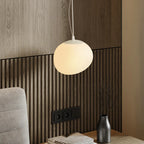 Lampada a sospensione Boden bianca a forma di ciottolo